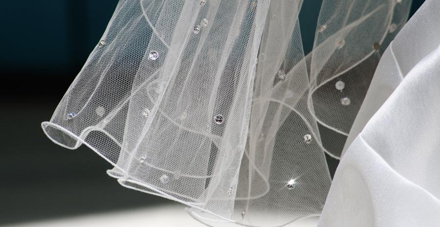 Welon ślubny z ozdobami